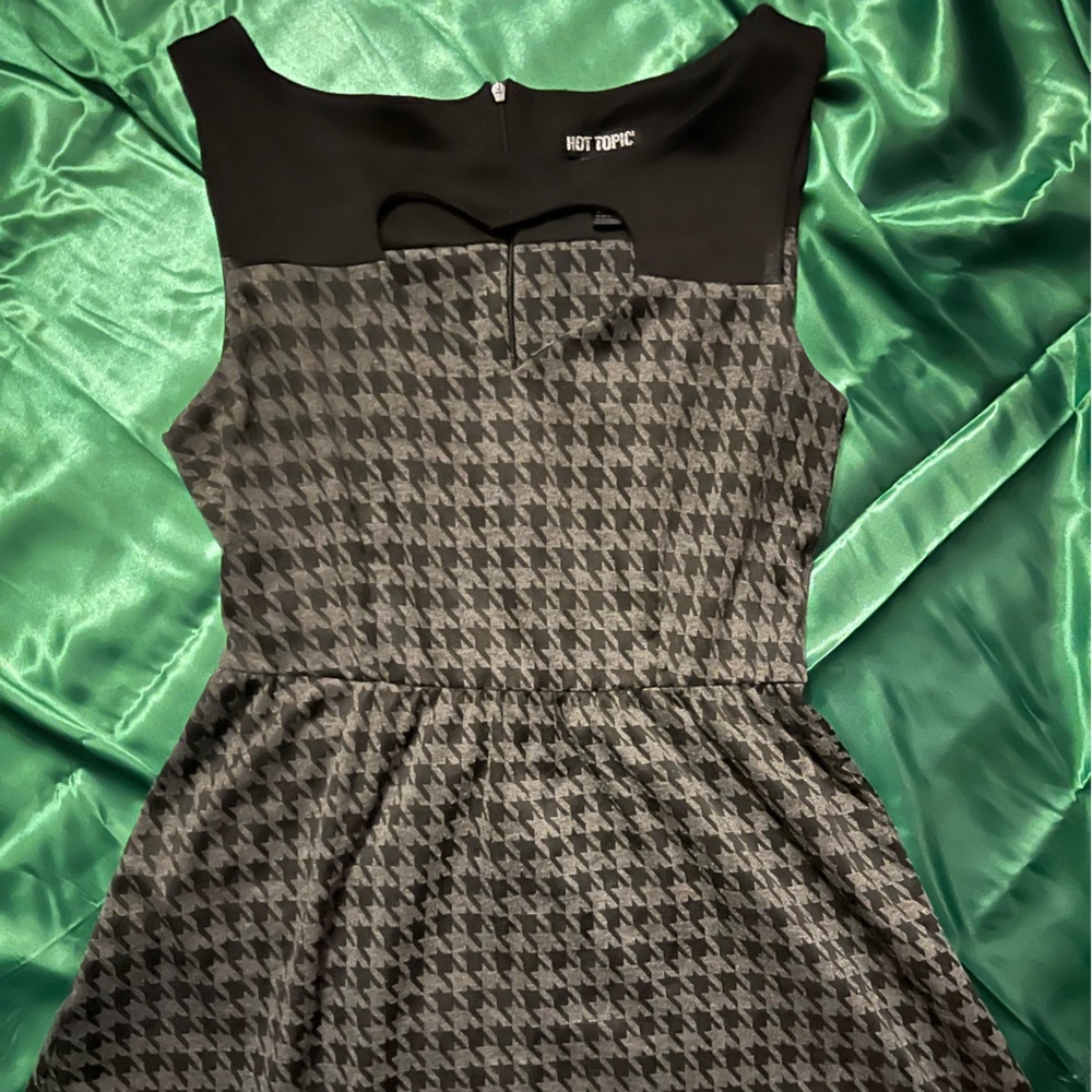 Hottopic sweet heart cut out dress